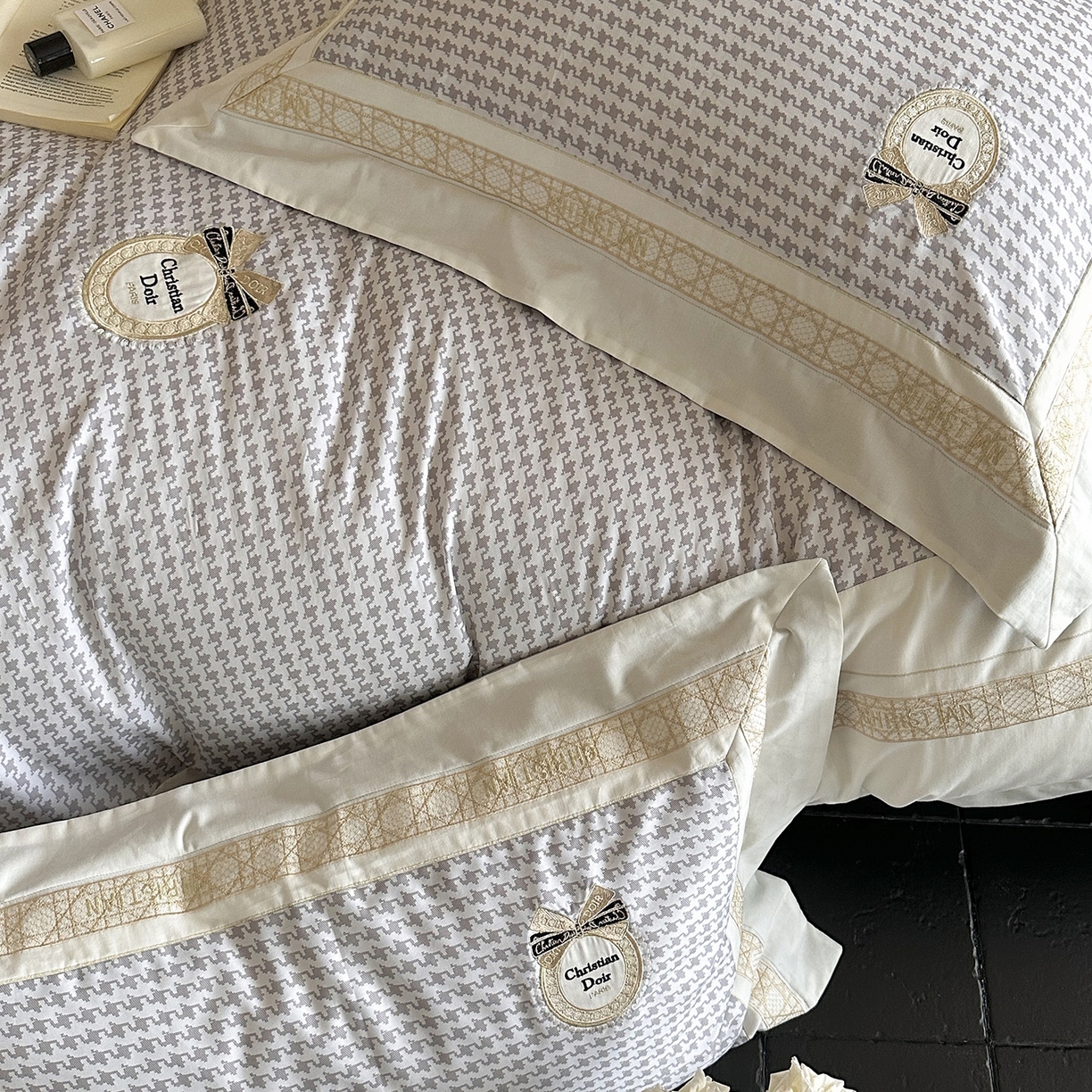 91家纺网 家纺一手货源 找家纺 MIU缪家居 2025新款100支全棉磨毛四件套-莫妮卡 莫妮卡-浅灰