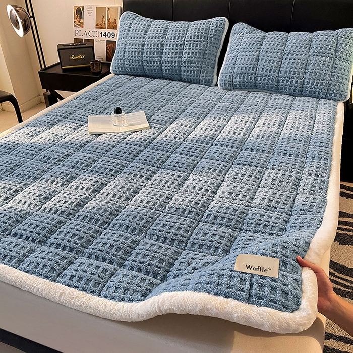 91家纺网 家纺一手货源 找家纺 喜居 2025新款舒棉绒华夫格床褥垫 雾蓝