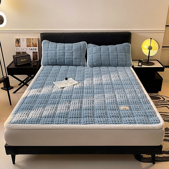 91家纺网 家纺一手货源 找家纺 喜居 2025新款舒棉绒华夫格床褥垫 雾蓝
