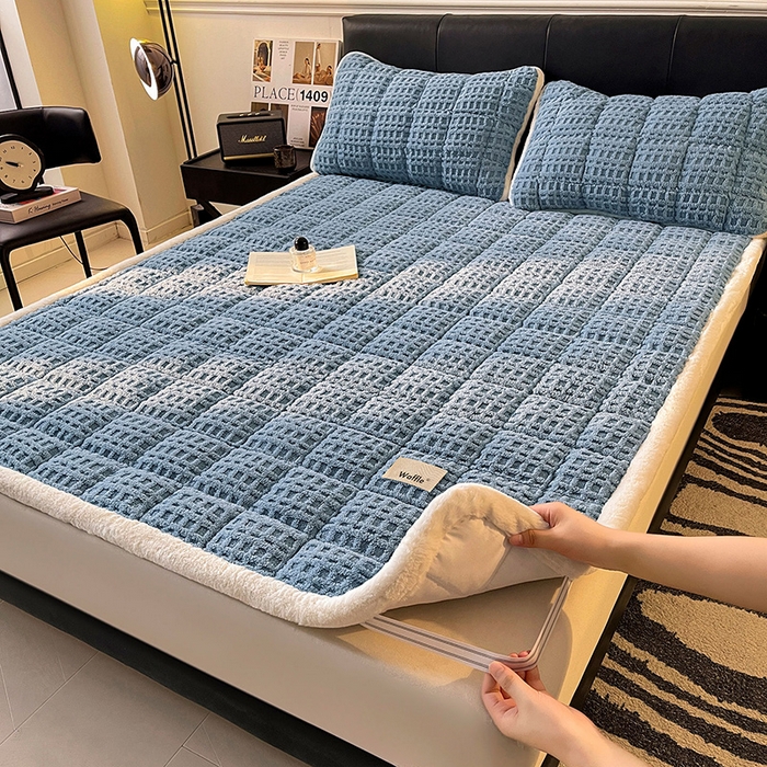 91家纺网 家纺一手货源 找家纺 喜居 2025新款舒棉绒华夫格床褥垫 雾蓝