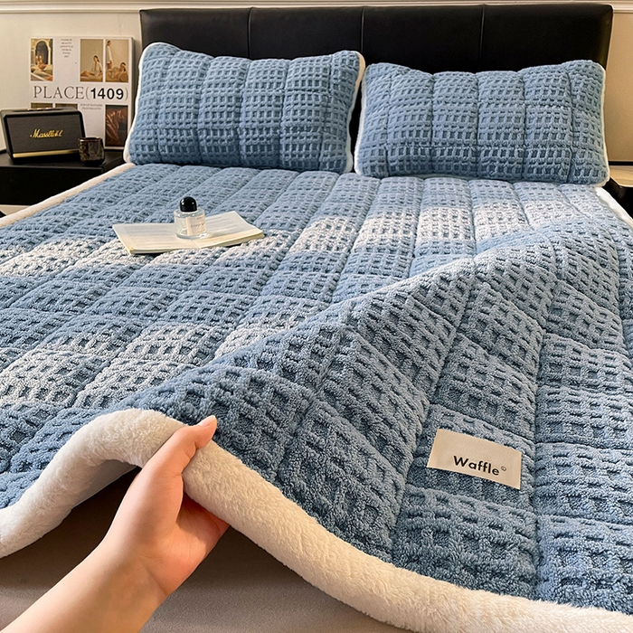 91家纺网 家纺一手货源 找家纺 喜居 2025新款舒棉绒华夫格床褥垫 雾蓝