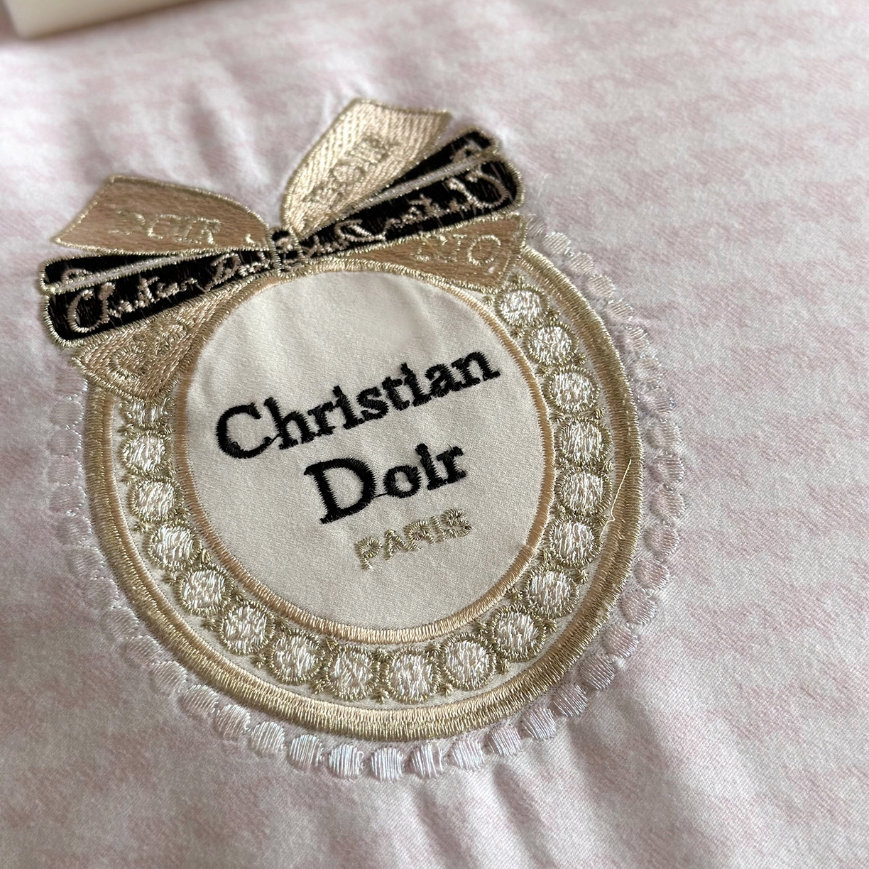 91家纺网 家纺一手货源 找家纺 MIU缪家居 2025新款100支全棉磨毛四件套-莫妮卡 莫妮卡-粉色