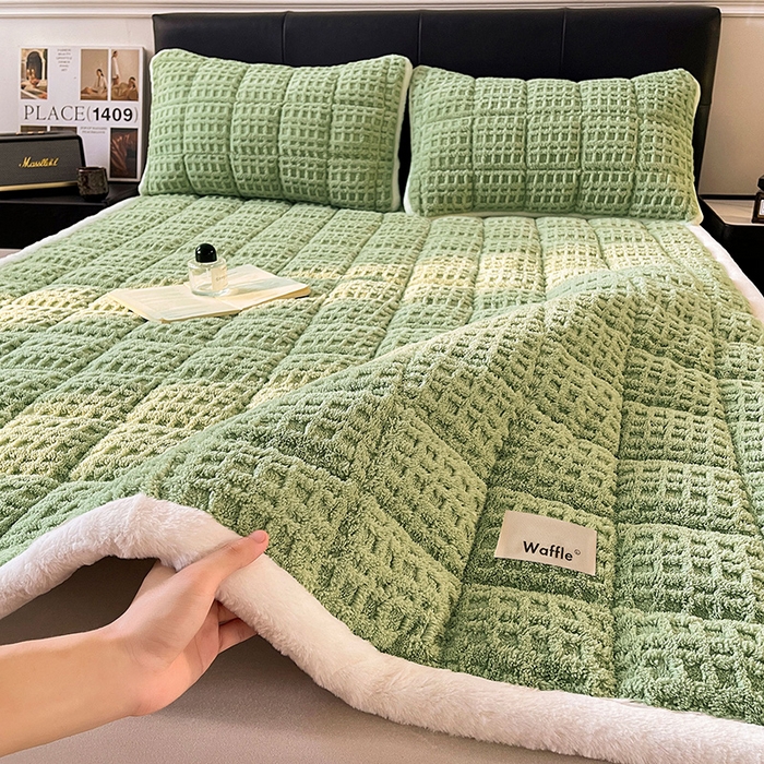 91家纺网 家纺一手货源 找家纺 喜居 2025新款舒棉绒华夫格床褥垫 茉绿