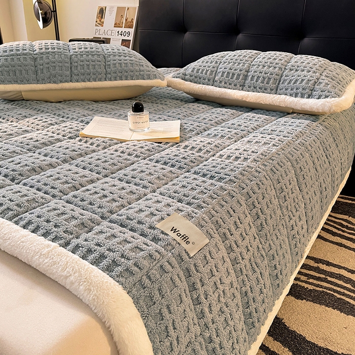 91家纺网 家纺一手货源 找家纺 喜居 2025新款舒棉绒华夫格床褥垫 雅灰