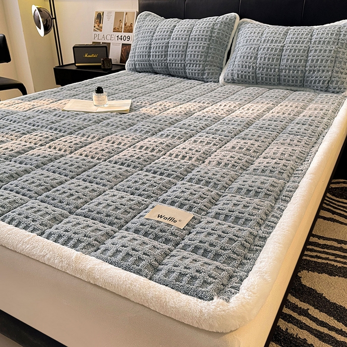 91家纺网 家纺一手货源 找家纺 喜居 2025新款舒棉绒华夫格床褥垫 雅灰