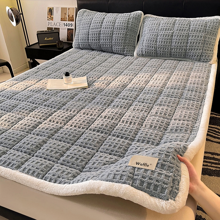 91家纺网 家纺一手货源 找家纺 喜居 2025新款舒棉绒华夫格床褥垫 雅灰