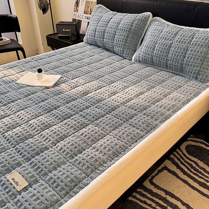 91家纺网 家纺一手货源 找家纺 喜居 2025新款舒棉绒华夫格床褥垫 雅灰