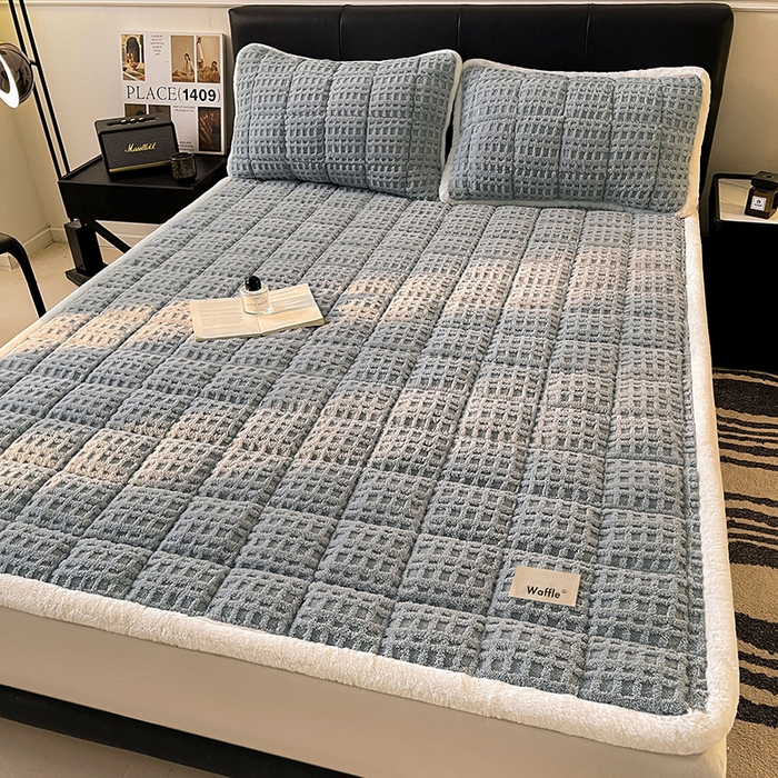 91家纺网 家纺一手货源 找家纺 喜居 2025新款舒棉绒华夫格床褥垫 雅灰