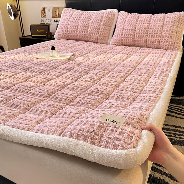 91家纺网 家纺一手货源 找家纺 喜居 2025新款舒棉绒华夫格床褥垫 -柔粉