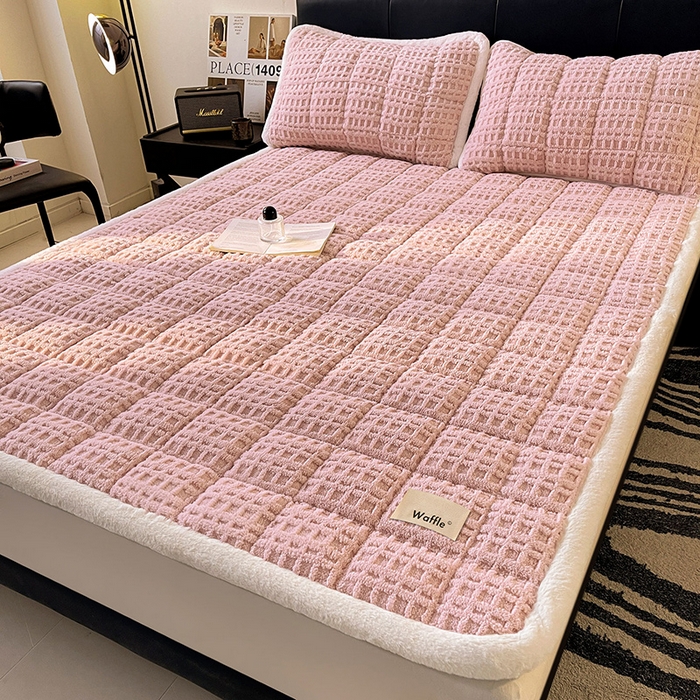 91家纺网 家纺一手货源 找家纺 喜居 2025新款舒棉绒华夫格床褥垫 -柔粉
