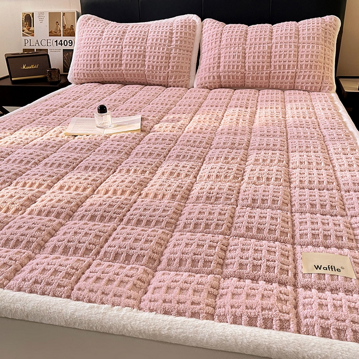 91家纺网 家纺一手货源 找家纺 喜居 2025新款舒棉绒华夫格床褥垫 -柔粉