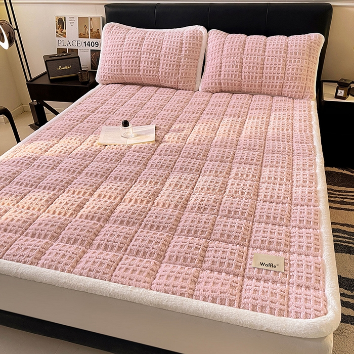 91家纺网 家纺一手货源 找家纺 喜居 2025新款舒棉绒华夫格床褥垫 -柔粉