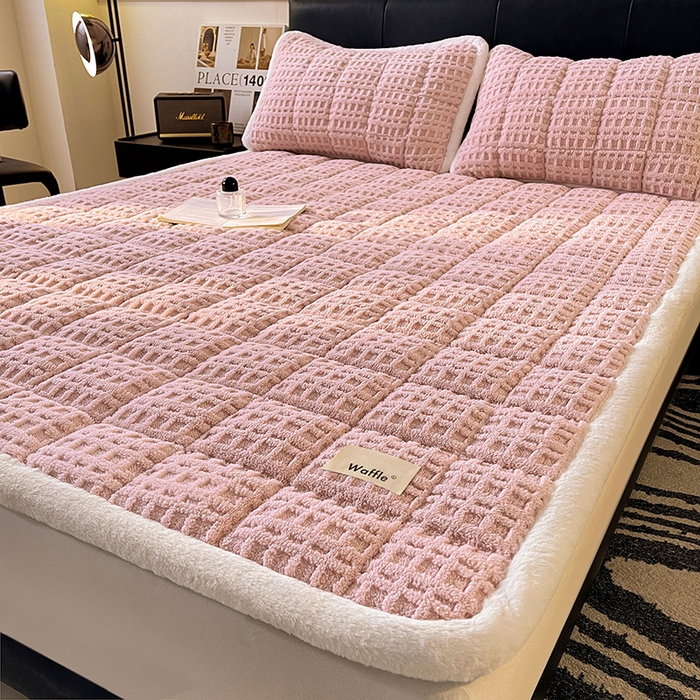 91家纺网 家纺一手货源 找家纺 喜居 2025新款舒棉绒华夫格床褥垫 -柔粉