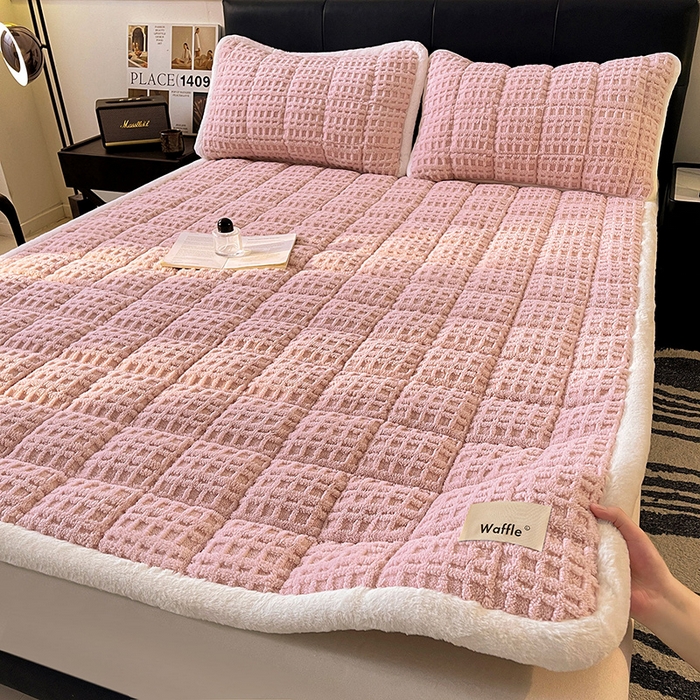 91家纺网 家纺一手货源 找家纺 喜居 2025新款舒棉绒华夫格床褥垫 -柔粉