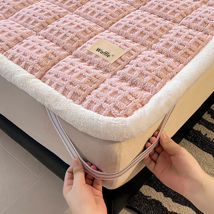 91家纺网 家纺一手货源 找家纺 喜居 2025新款舒棉绒华夫格床褥垫 -柔粉