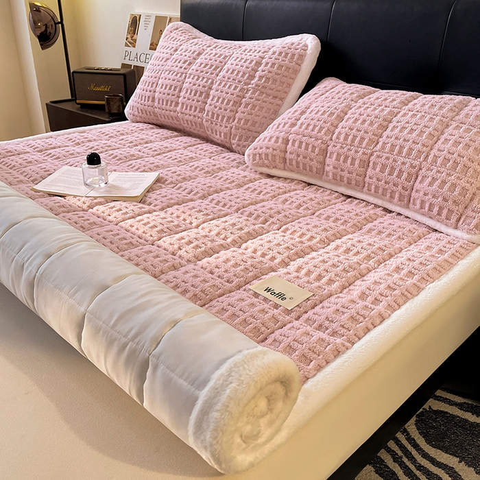 91家纺网 家纺一手货源 找家纺 喜居 2025新款舒棉绒华夫格床褥垫 -柔粉