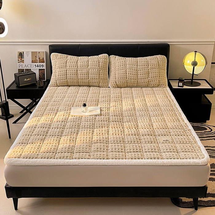 91家纺网 家纺一手货源 找家纺 喜居 2025新款舒棉绒华夫格床褥垫 奶咖