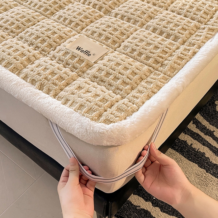 91家纺网 家纺一手货源 找家纺 喜居 2025新款舒棉绒华夫格床褥垫 奶咖