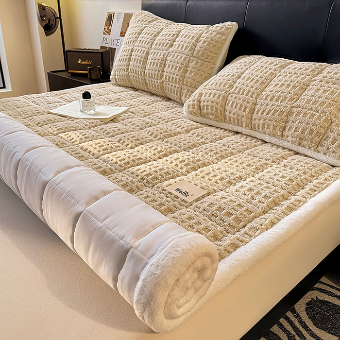 91家纺网 家纺一手货源 找家纺 喜居 2025新款舒棉绒华夫格床褥垫 奶咖