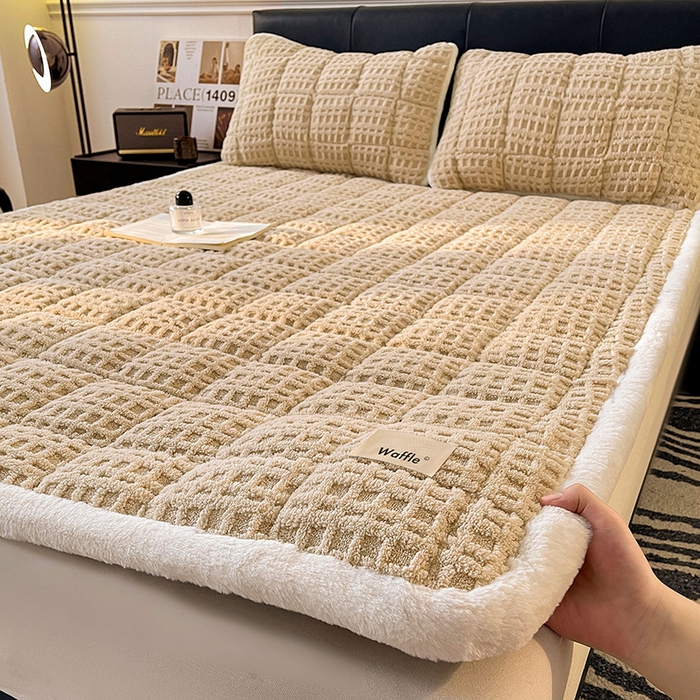 91家纺网 家纺一手货源 找家纺 喜居 2025新款舒棉绒华夫格床褥垫 奶咖