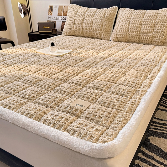 91家纺网 家纺一手货源 找家纺 喜居 2025新款舒棉绒华夫格床褥垫 奶咖