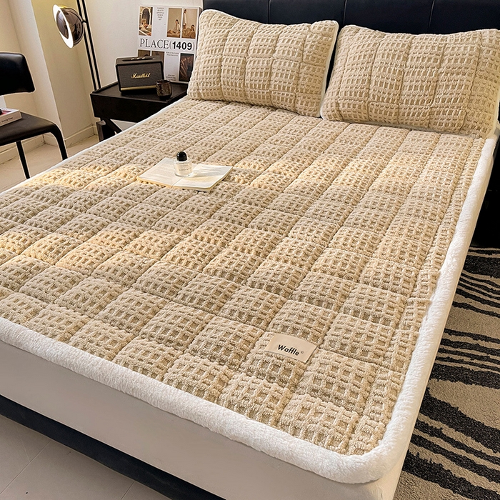 91家纺网 家纺一手货源 找家纺 喜居 2025新款舒棉绒华夫格床褥垫 奶咖