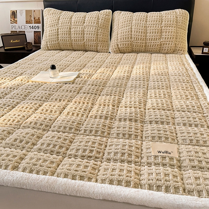 91家纺网 家纺一手货源 找家纺 喜居 2025新款舒棉绒华夫格床褥垫 奶咖