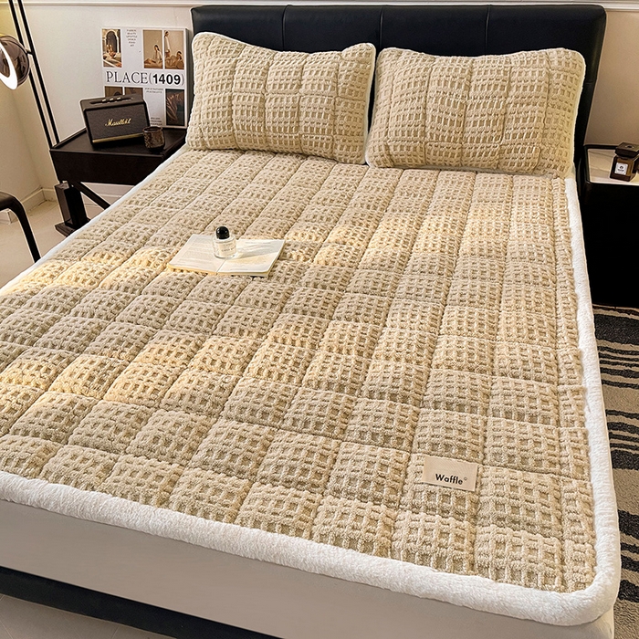 91家纺网 家纺一手货源 找家纺 喜居 2025新款舒棉绒华夫格床褥垫 奶咖