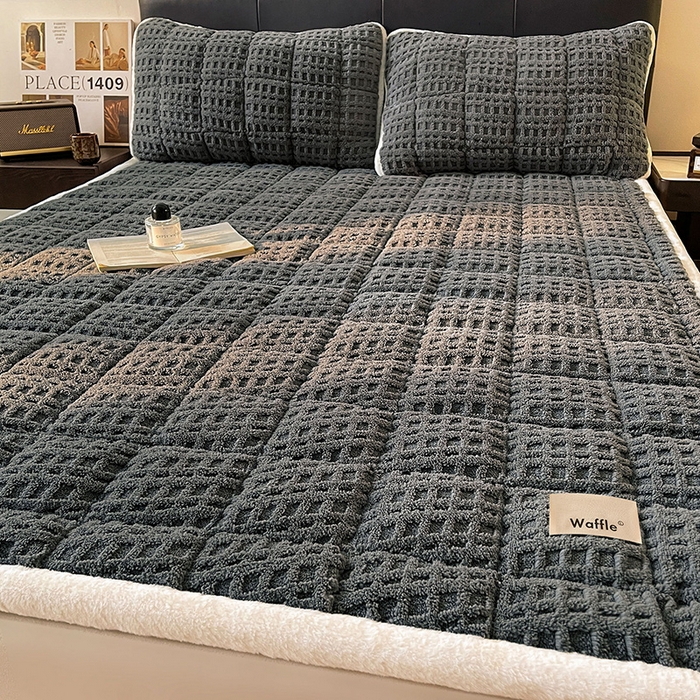 91家纺网 家纺一手货源 找家纺 喜居 2025新款舒棉绒华夫格床褥垫 暖灰