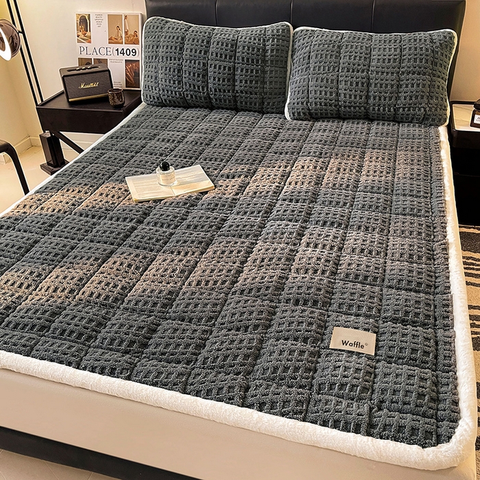 91家纺网 家纺一手货源 找家纺 喜居 2025新款舒棉绒华夫格床褥垫 暖灰