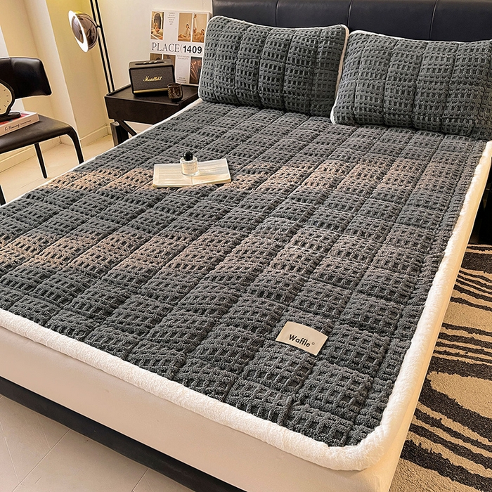 91家纺网 家纺一手货源 找家纺 喜居 2025新款舒棉绒华夫格床褥垫 暖灰