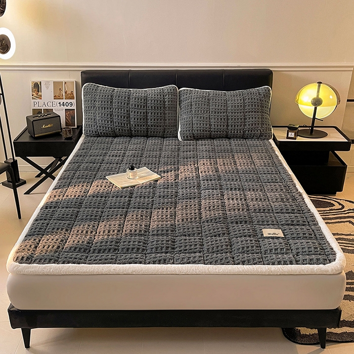 91家纺网 家纺一手货源 找家纺 喜居 2025新款舒棉绒华夫格床褥垫 暖灰