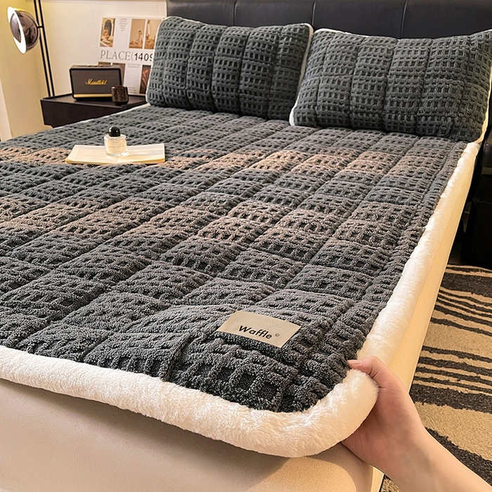 91家纺网 家纺一手货源 找家纺 喜居 2025新款舒棉绒华夫格床褥垫 暖灰