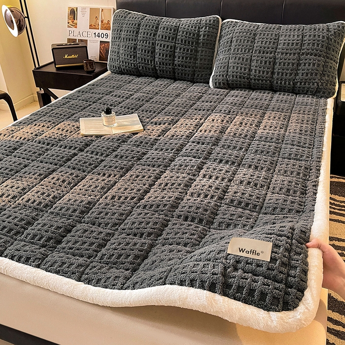 91家纺网 家纺一手货源 找家纺 喜居 2025新款舒棉绒华夫格床褥垫 暖灰