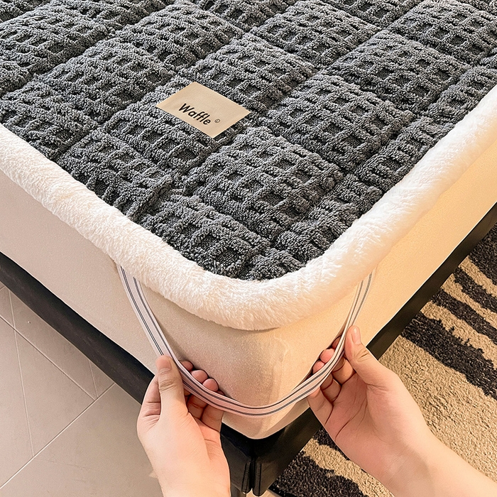 91家纺网 家纺一手货源 找家纺 喜居 2025新款舒棉绒华夫格床褥垫 暖灰