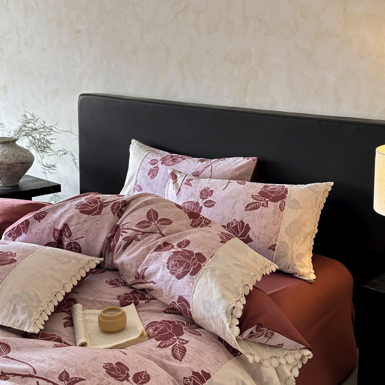 91家纺网 家纺一手货源 找家纺 宜代光年 2025新款全棉磨毛花边四件套 岁月留声～红