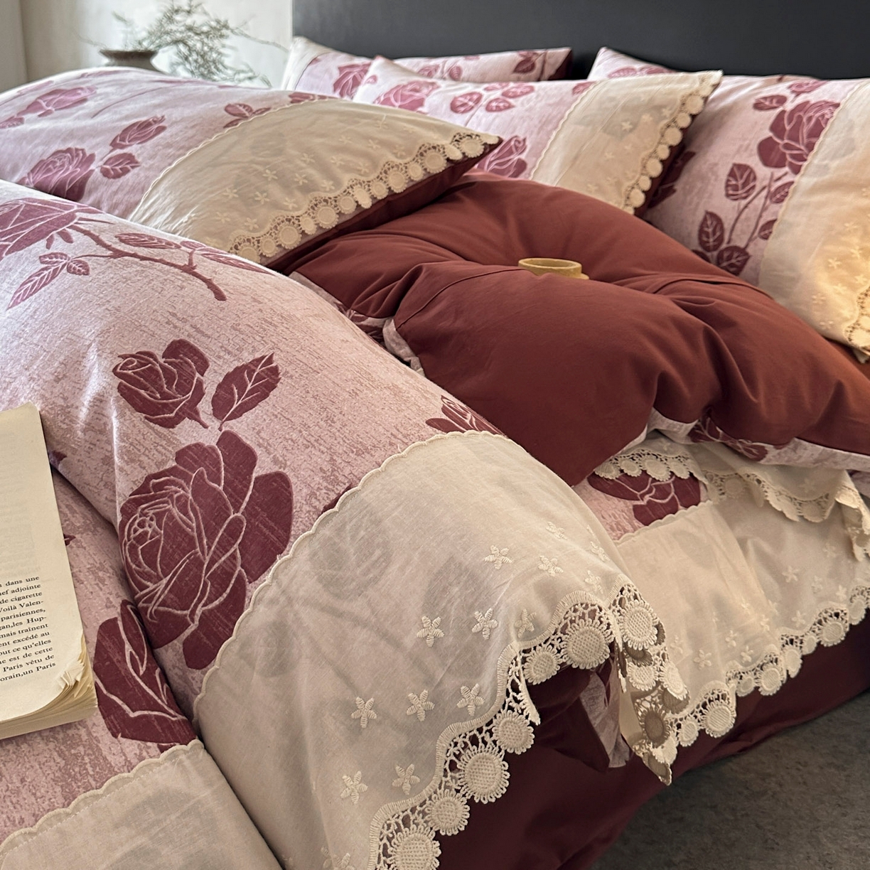 91家纺网 家纺一手货源 找家纺 宜代光年 2025新款全棉磨毛花边四件套 岁月留声～红