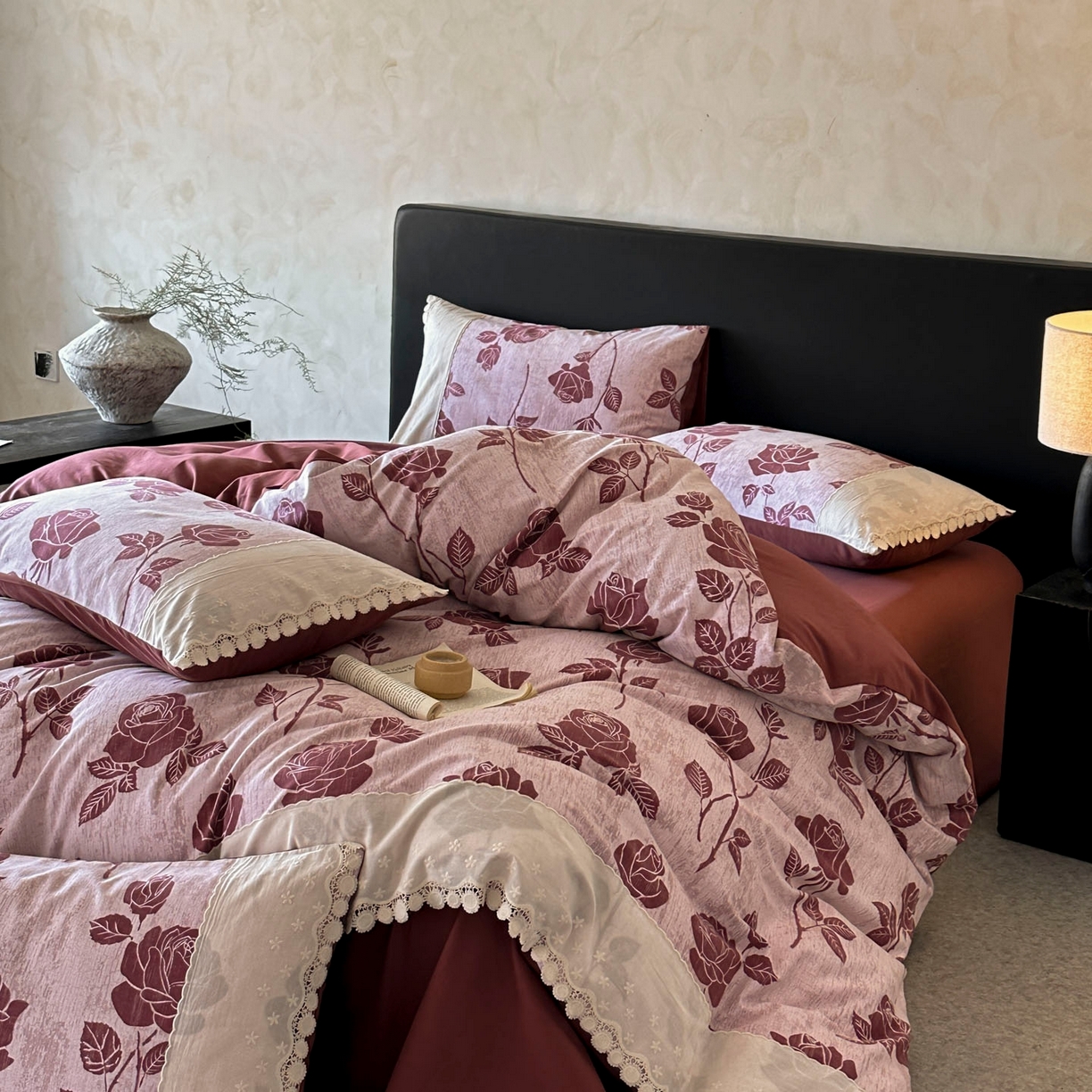 91家纺网 家纺一手货源 找家纺 宜代光年 2025新款全棉磨毛花边四件套 岁月留声～红