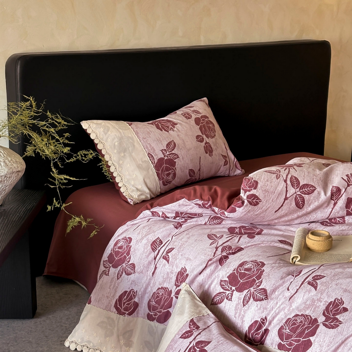 91家纺网 家纺一手货源 找家纺 宜代光年 2025新款全棉磨毛花边四件套 岁月留声～红