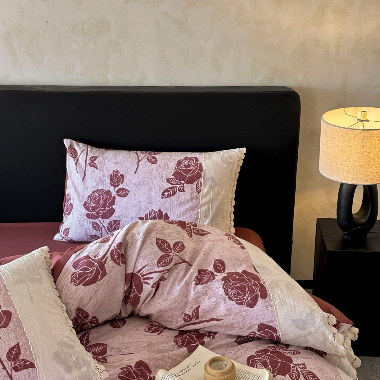 91家纺网 家纺一手货源 找家纺 宜代光年 2025新款全棉磨毛花边四件套 岁月留声～红