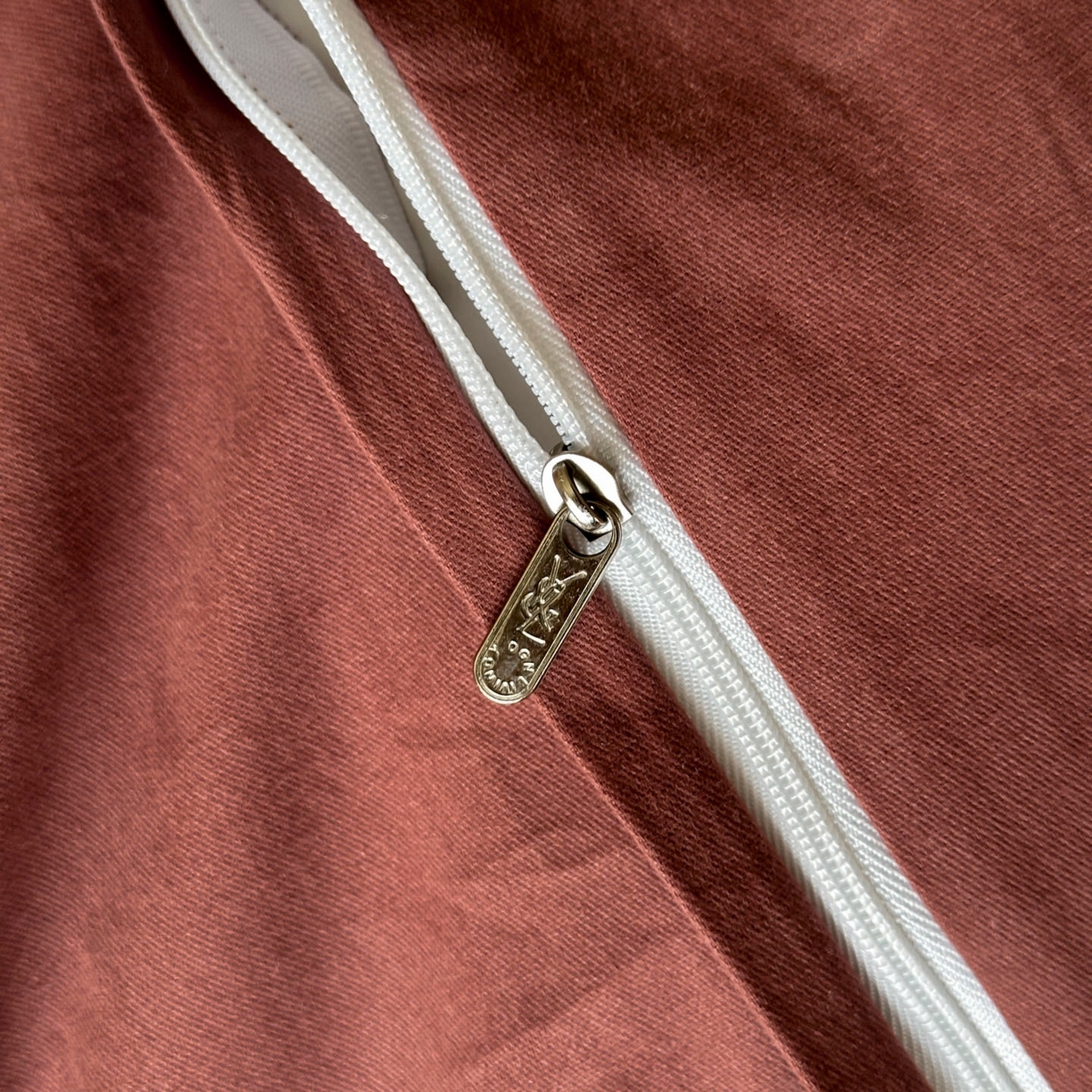 91家纺网 家纺一手货源 找家纺 宜代光年 2025新款全棉磨毛花边四件套 岁月留声～红