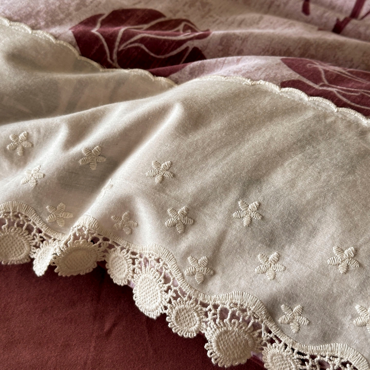 91家纺网 家纺一手货源 找家纺 宜代光年 2025新款全棉磨毛花边四件套 岁月留声～红