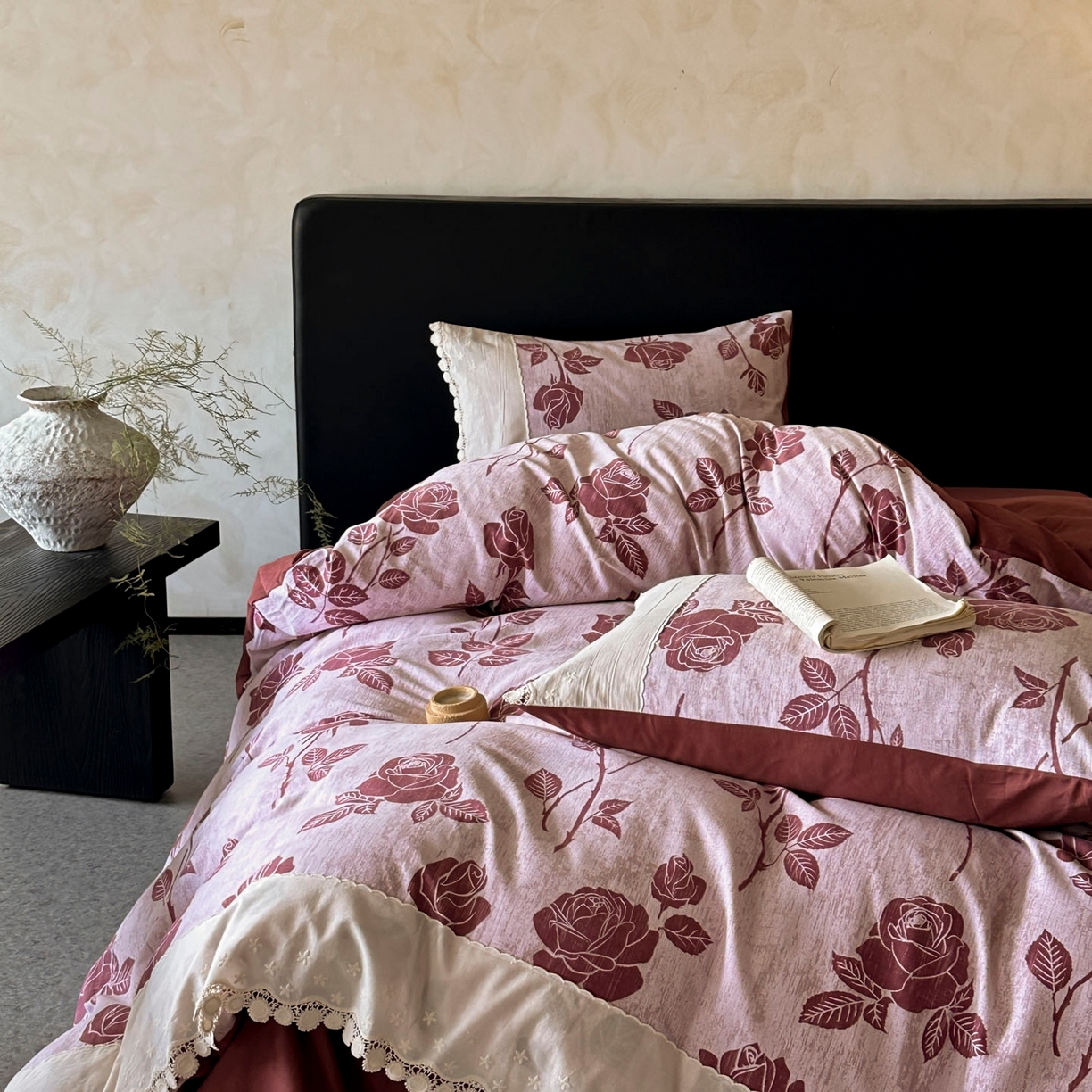 91家纺网 家纺一手货源 找家纺 宜代光年 2025新款全棉磨毛花边四件套 岁月留声～红