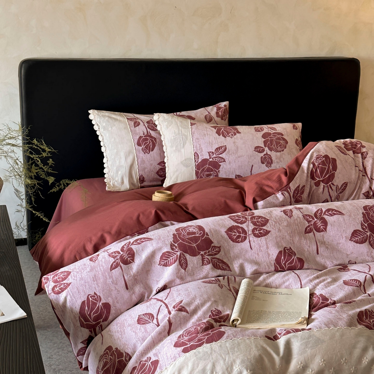 91家纺网 家纺一手货源 找家纺 宜代光年 2025新款全棉磨毛花边四件套 岁月留声～红