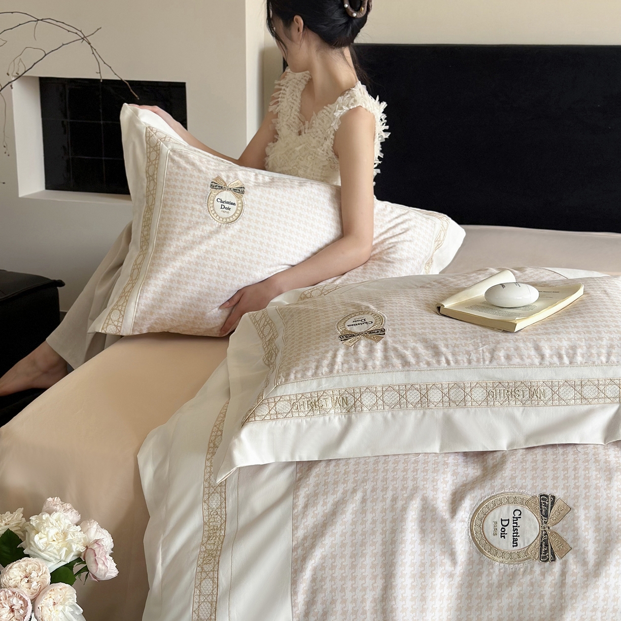 91家纺网 家纺一手货源 找家纺 MIU缪家居 2025新款100支全棉磨毛四件套-莫妮卡 莫妮卡-卡其