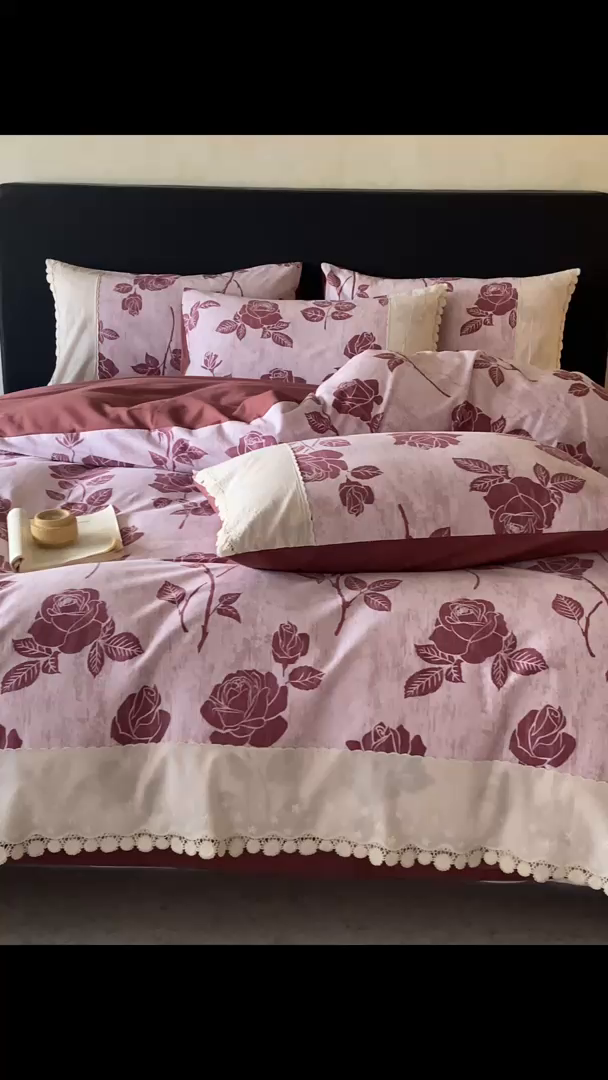 91家纺网 家纺一手货源 找家纺 宜代光年 2025新款全棉磨毛花边四件套 岁月留声～红