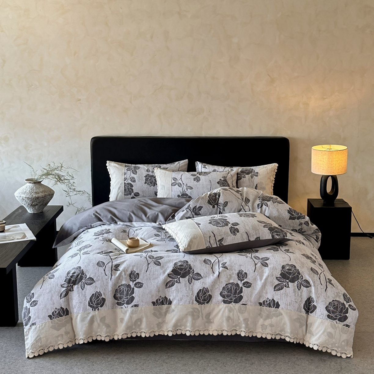 91家纺网 家纺一手货源 找家纺 宜代光年 2025新款全棉磨毛花边四件套 岁月留声～灰