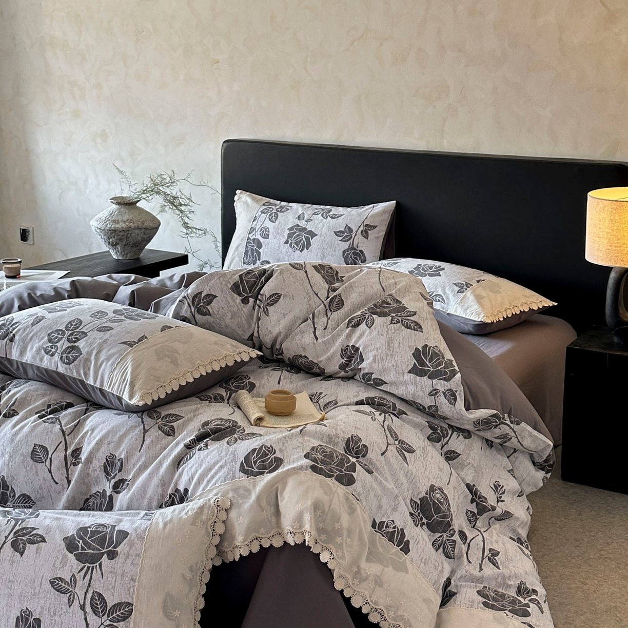 91家纺网 家纺一手货源 找家纺 宜代光年 2025新款全棉磨毛花边四件套 岁月留声～灰