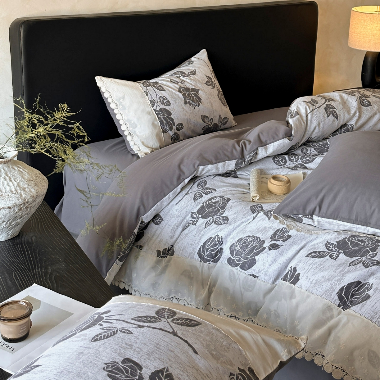 91家纺网 家纺一手货源 找家纺 宜代光年 2025新款全棉磨毛花边四件套 岁月留声～灰