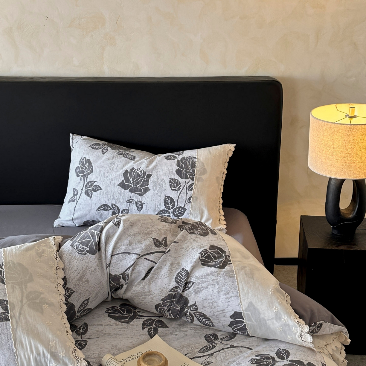 91家纺网 家纺一手货源 找家纺 宜代光年 2025新款全棉磨毛花边四件套 岁月留声～灰